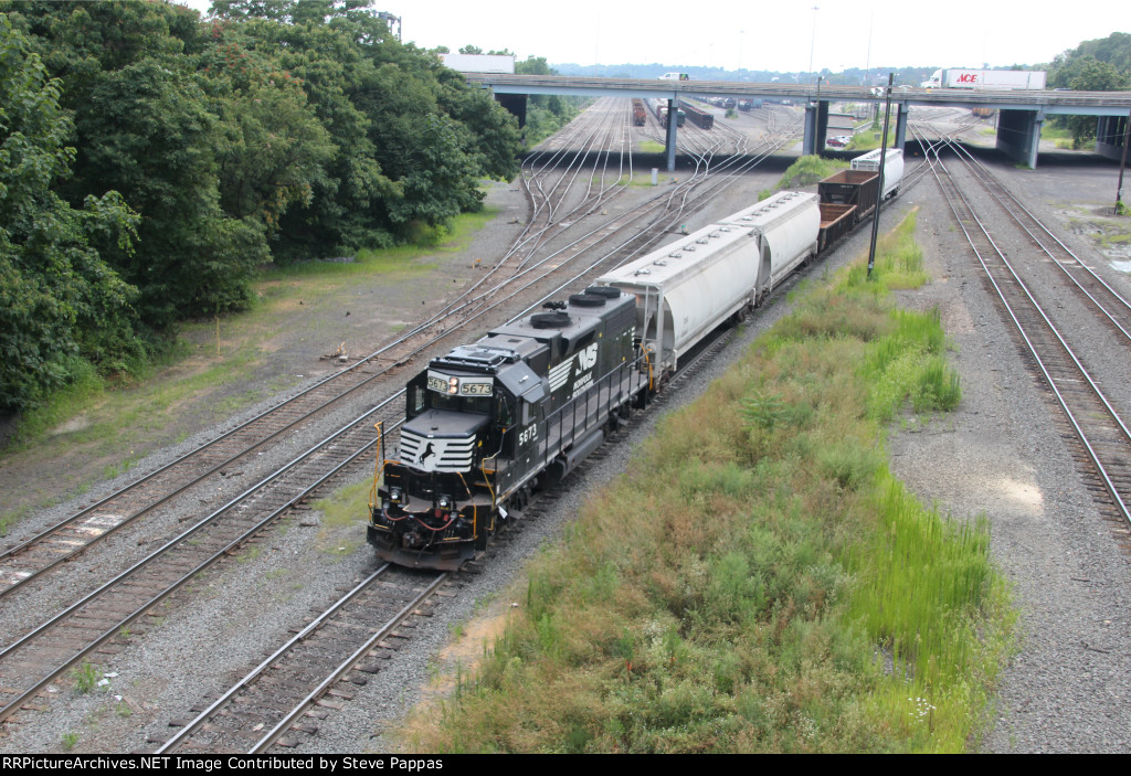 NS 5673 with train HH11 departing Enola